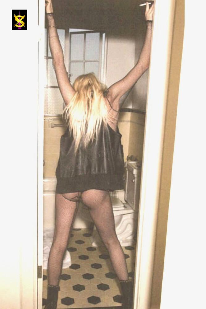 Squeeze Lindsay Lohan's Butt! 